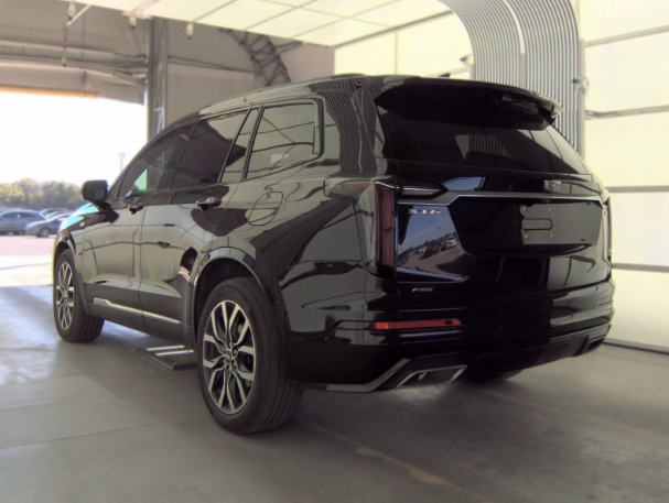 Used 2023 Cadillac XT6 Sport w/ Technology Package AWD/4WD image 3