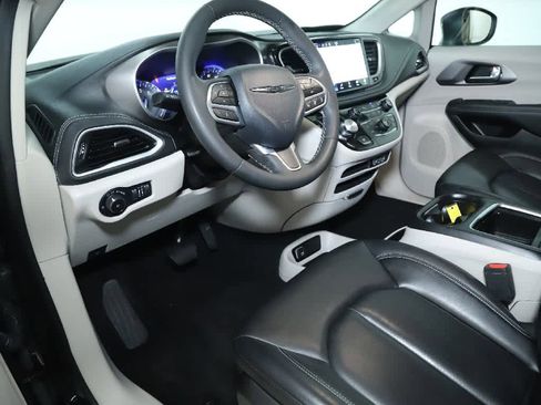 Used 2023 Chrysler Pacifica Touring-L image 17
