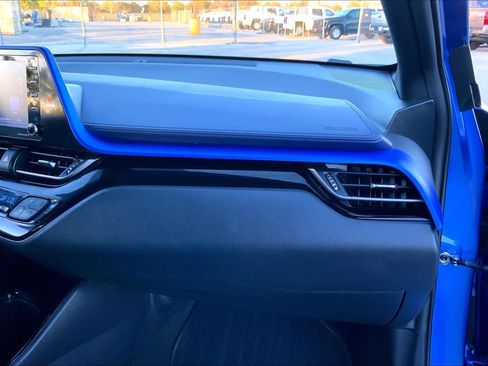 Used 2022 Toyota C-HR XLE image 17