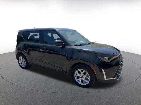 Used 2025 Kia Soul LX w/ LX Technology Package FWD image 2