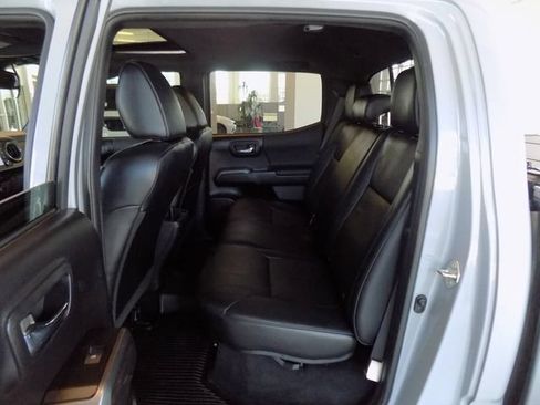 Used 2020 Toyota Tacoma TRD Off-Road w/ TRD Premium Off Road Package AWD/4WD image 22