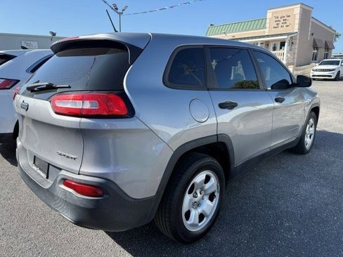 Used 2016 Jeep Cherokee Sport FWD image 5