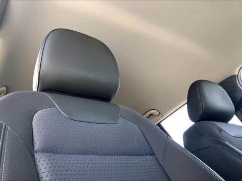 Used 2025 Chevrolet Trax LT w/ LT Convenience Package image 13