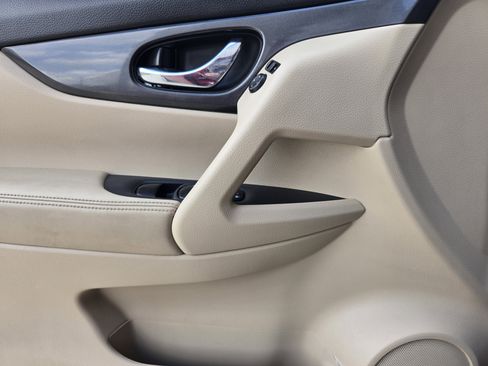 Used 2017 Nissan Rogue SV image 17