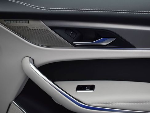 Certified 2025 Jaguar F-PACE R-Dynamic S image 5