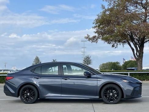 Used 2026 Toyota Camry SE FWD image 3