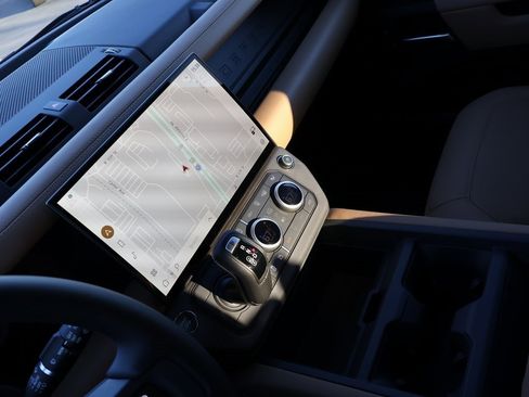 New 2026 Land Rover Defender 130 X-Dynamic SE image 18