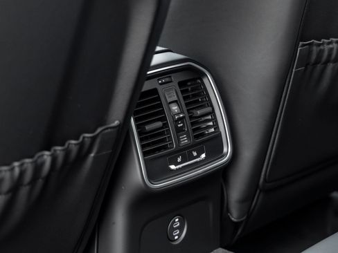 Certified 2026 Porsche Macan AWD/4WD image 35