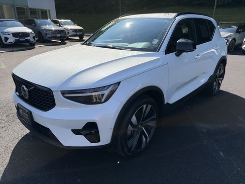 Used 2023 Volvo XC40 B5 Ultimate w/ Protection Package Premier AWD/4WD image 1