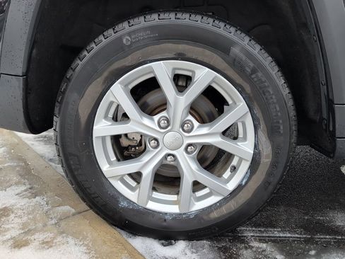 Used 2023 Jeep Grand Cherokee Limited w/ Luxury Tech Group II image 9