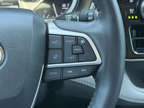 Used 2022 Toyota Highlander Limited FWD image 15