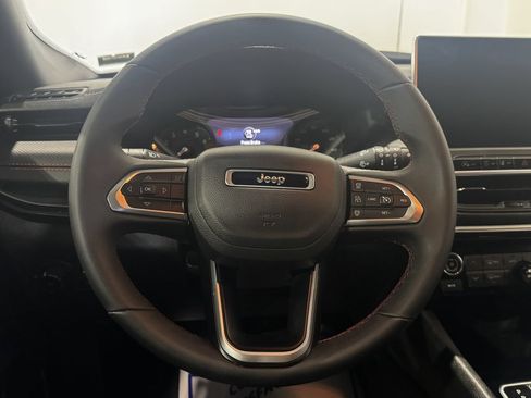 Used 2025 Jeep Compass Trailhawk AWD/4WD image 5