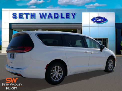 Used 2024 Chrysler Pacifica Touring-L image 7