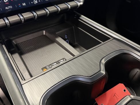 Used 2025 GMC Acadia AT4 w/ Luxury Package image 17