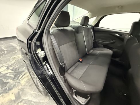 Used 2018 Ford Focus SE w/ SE Appearance Package image 24