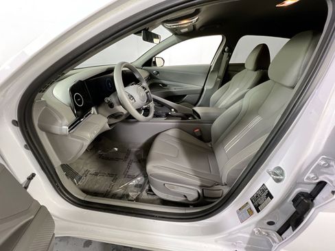 Used 2024 Hyundai Elantra SEL image 20