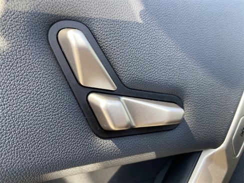 Used 2025 BMW iX xDrive50 image 21