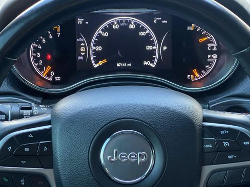 Used 2019 Jeep Grand Cherokee Altitude AWD/4WD image 9