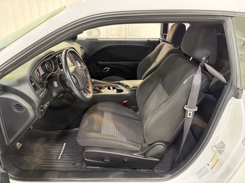Used 2015 Dodge Challenger SXT image 10