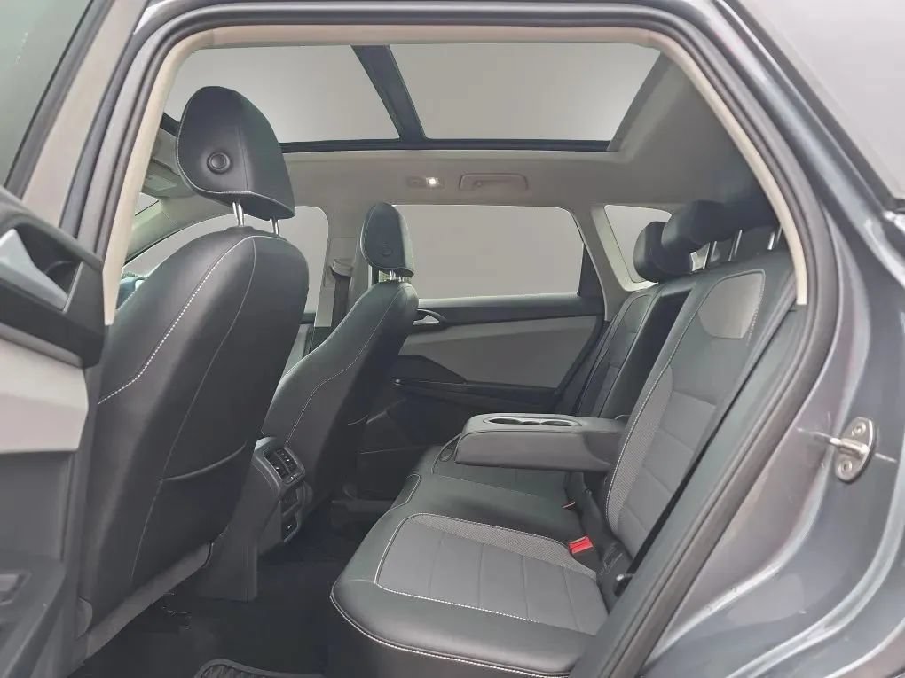 Used 2023 Volkswagen Taos SE w/ Panoramic Sunroof Package FWD image 40