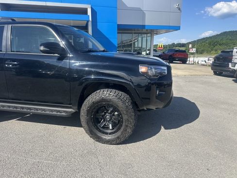 Used 2018 Toyota 4Runner TRD Off-Road Premium AWD/4WD image 2