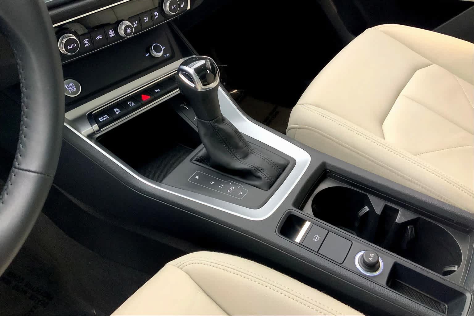 Used 2020 Audi Q3 2.0T Premium w/ Convenience Package AWD/4WD image 17
