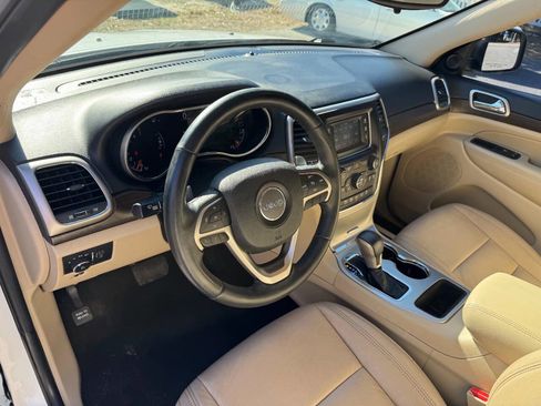 Used 2017 Jeep Grand Cherokee Laredo w/ Quick Order Package 2BE image 19
