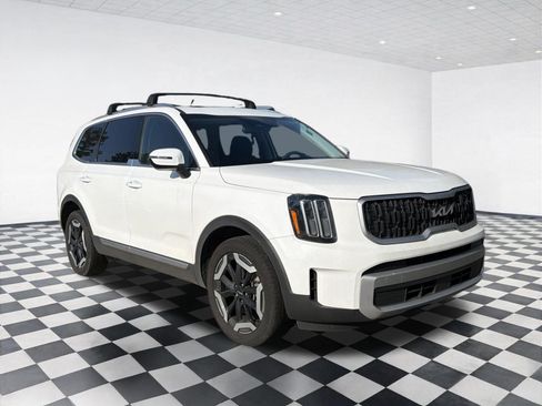 Used 2024 Kia Telluride EX w/ EX Captain's Chair Package FWD image 3