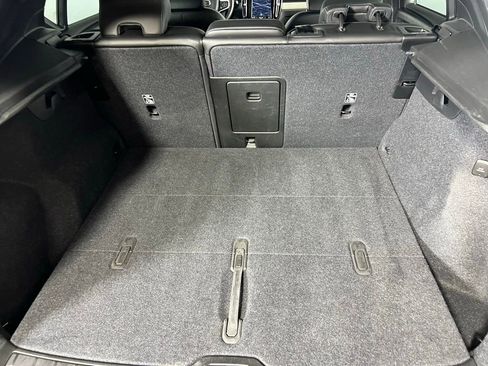 Used 2025 Volvo XC40 B5 Plus image 29