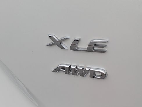 Used 2023 Toyota Corolla Cross XLE w/ Convenience Package image 9