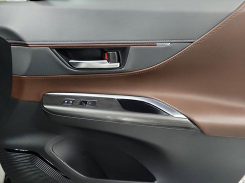 Certified 2021 Toyota Venza Limited image 16