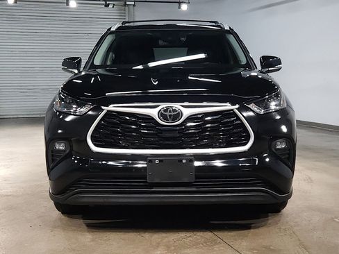 Used 2024 Toyota Highlander XLE image 2