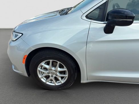 Used 2024 Chrysler Pacifica Touring-L FWD image 23
