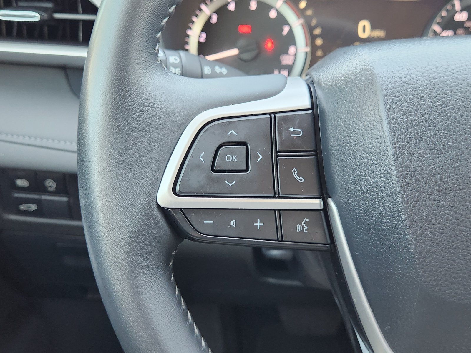Used 2024 Toyota Highlander LE FWD image 32