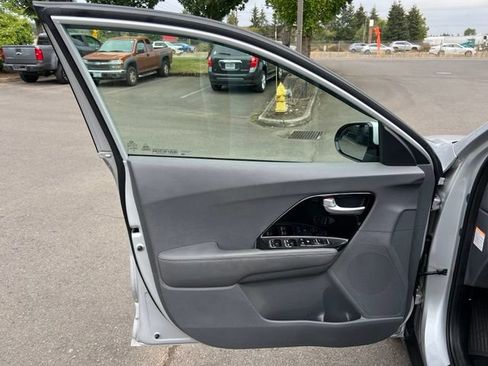 Used 2018 Kia Niro EX FWD image 15