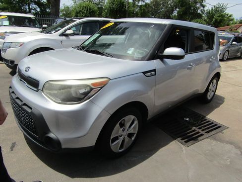 Used 2015 Kia Soul FWD image 1