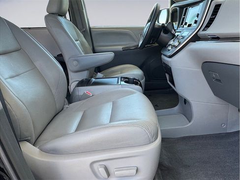 Used 2017 Toyota Sienna XLE w/ XLE Navigation Package FWD image 18