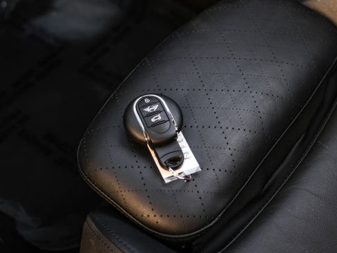 Used 2022 MINI Cooper 4-Door Hardtop w/ Signature Upholstery Package image 53