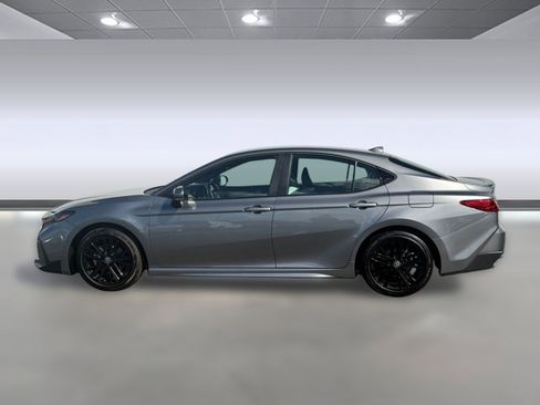 Used 2025 Toyota Camry SE image 2