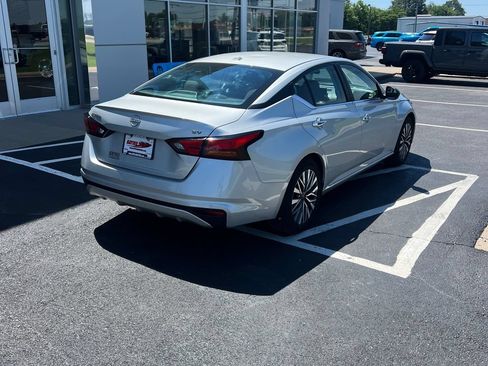Used 2024 Nissan Altima 2.5 SV FWD image 9