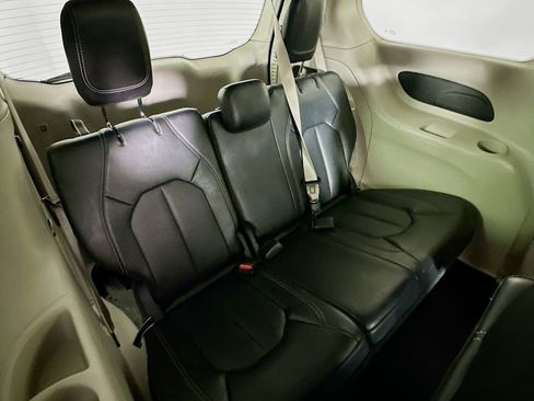 Certified 2024 Chrysler Pacifica Touring-L image 37