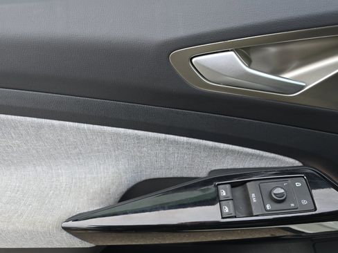 Used 2023 Volkswagen ID.4 2WD image 10