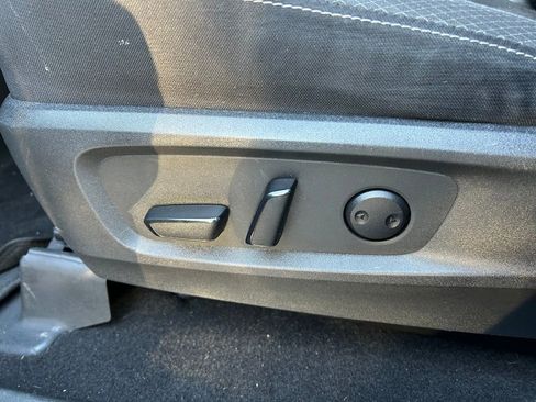 Used 2023 Nissan Pathfinder SV image 18