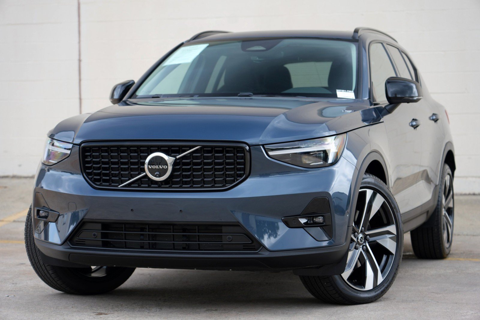 Used 2026 Volvo XC40 B5 Ultra w/ Climate Package AWD/4WD image 3
