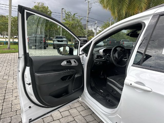 Used 2025 Chrysler Pacifica Limited FWD image 22