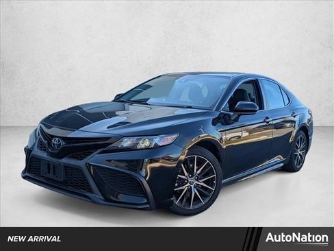 Used 2021 Toyota Camry SE image 1