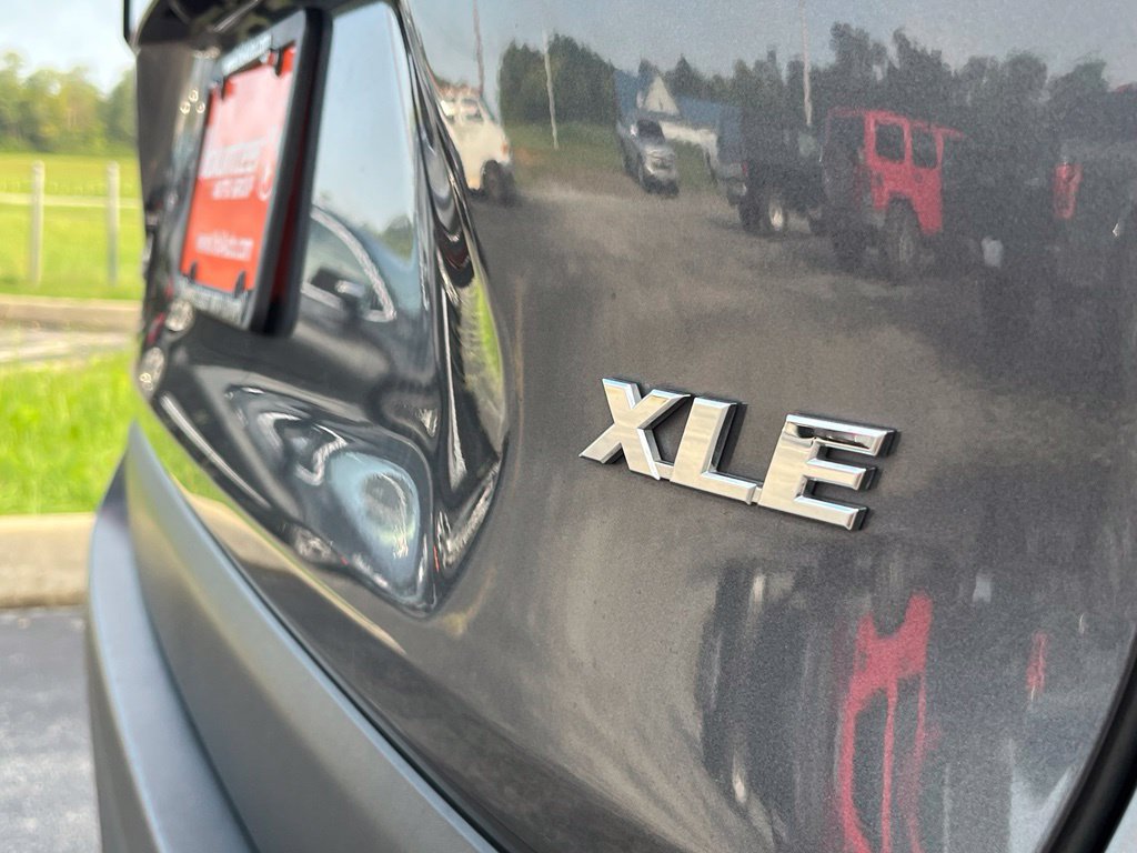 Used 2019 Toyota RAV4 XLE w/ Convenience Package FWD image 11