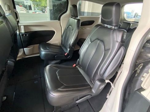 Used 2023 Chrysler Pacifica Touring-L image 25