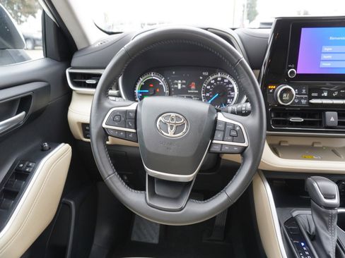 Used 2023 Toyota Highlander XLE image 18