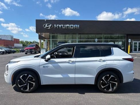 Used 2023 Mitsubishi Outlander SEL AWD/4WD image 2